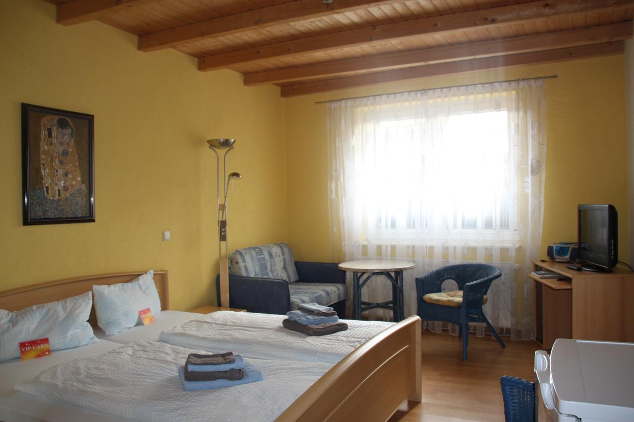 Pension Zum Yachthafen Варен Экстерьер фото